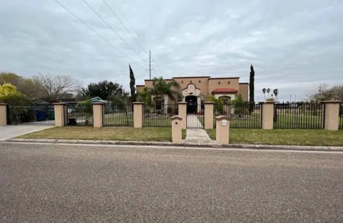 Alamo Apartamento | Spanish Style 1 bedroom in the heart of Alamo