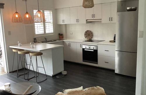 Avalon Beach Apartamento | Spanish style block, cosy couple retreat