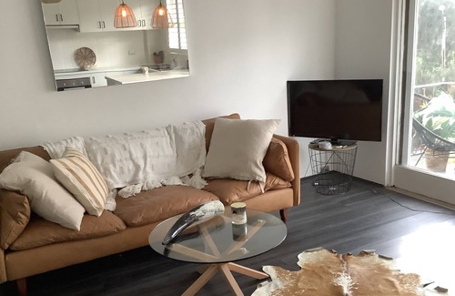 Avalon Beach Apartamento | Spanish style block, cosy couple retreat