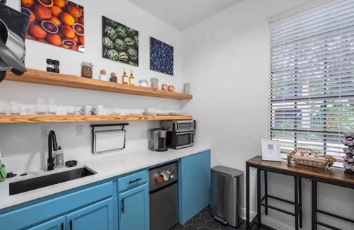 Spanish Town Historic District Apartamento | Spanish Town Revival Upscale Downtown Retreat