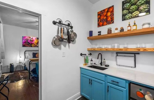 Spanish Town Historic District Apartamento | Spanish Town Revival Upscale Downtown Retreat