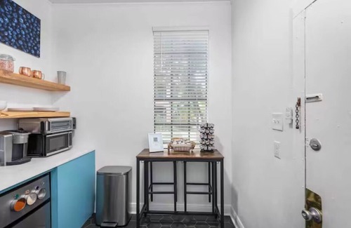 Spanish Town Historic District Apartamento | Spanish Town Revival Upscale Downtown Retreat