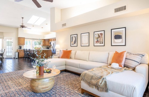 Paradise Valley Village Cabaña | Spanish Wells by Avantstay Putting Green + Pool!