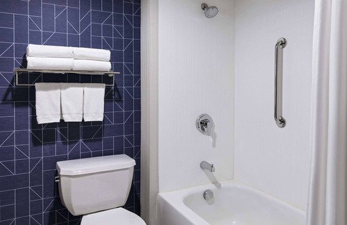 Dupont Hotel | Spark by Hilton Denver International Airport
