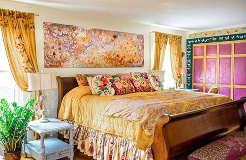 Wallingford Otro | Sparkle on the Rocks is a Sanctuary of Comfort and Artistic Inspiration