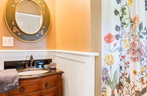Wallingford Otro | Sparkle on the Rocks is a Sanctuary of Comfort and Artistic Inspiration