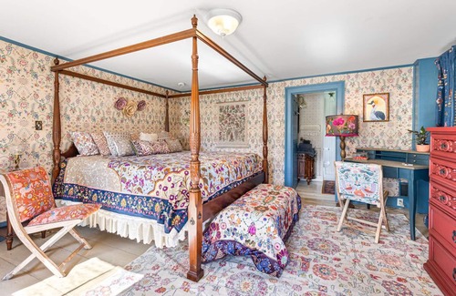 Wallingford Otro | Sparkle on the Rocks is a Sanctuary of Comfort and Artistic Inspiration