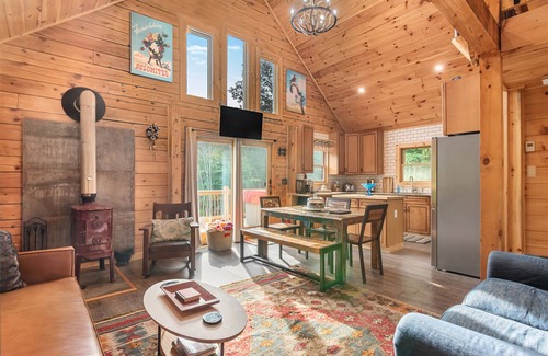 Denver Cabina | Sparkling Bespoke Cabin, Hot Tub, Firepit, Giant Chess Set, Early Check-In!