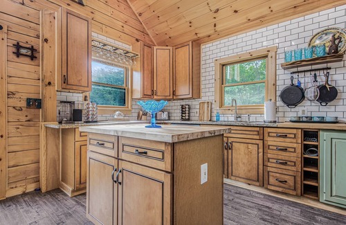 Denver Cabina | Sparkling Bespoke Cabin, Hot Tub, Firepit, Giant Chess Set, Early Check-In!