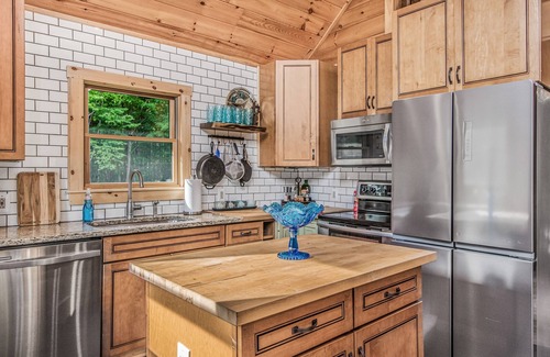 Denver Cabina | Sparkling Bespoke Cabin, Hot Tub, Firepit, Giant Chess Set, Early Check-In!