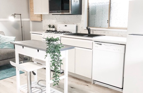Maple Ridge Casa | Sparkling Modern Kitchenette Suite Close to Nature