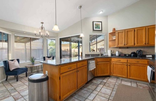 Canyon Shadows Casa | Sparkling Pool | Grill | Backyard Lounge | Oro Val