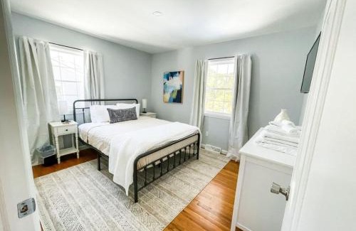 Geyser Crest Casa | Sparkling Saratoga 3BR home near Track and SPAC Dogs