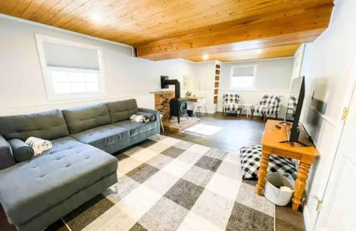 Geyser Crest Casa | Sparkling Saratoga 3BR home near Track and SPAC Dogs