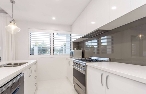 East Victoria Park Casa | Sparkly and quiet on the inside yet close to the buzzy precinct! WIFI & parking