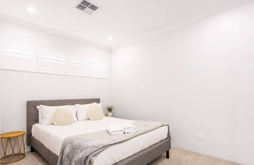 East Victoria Park Casa | Sparkly and quiet on the inside yet close to the buzzy precinct! WIFI & parking