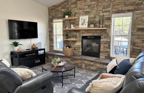 Mountainaire Casa | Sparrow Nest Hideaway 5BR Home with Hot Tub