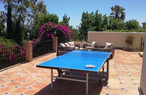 Nueva Milla de Oro Villa | Espaciosa villa de 5 dormitorios, recientemente renovada, cerca de las playas y Puerto Banús