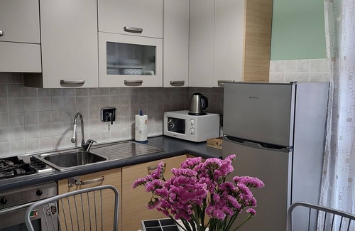 Roreto Apartamento | Spazioso Bilocale con Ampio Terrazzo, in Zona Tranquilla Vicino al Centro