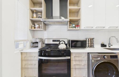 Ukrainian Village Apartamento | Speakeasy Serenity Retreat