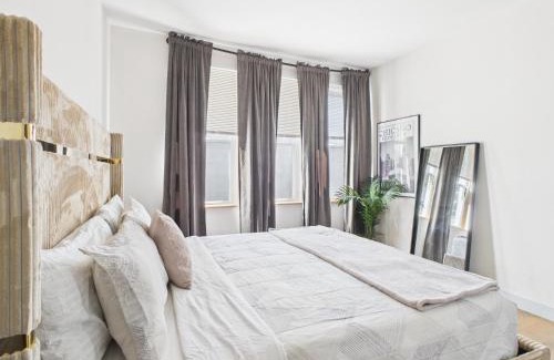 Ukrainian Village Apartamento | Speakeasy Serenity Retreat