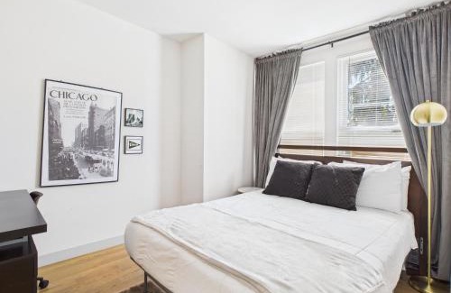 Ukrainian Village Apartamento | Speakeasy Serenity Retreat