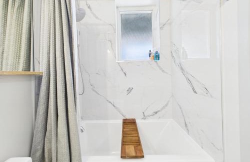 Ukrainian Village Apartamento | Speakeasy Serenity Retreat