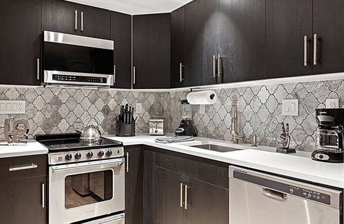 Melrose Condominio | SpeakEasy Suite w/Fireplace. Free street Parking