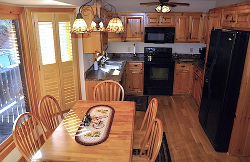 Young Harris Cabina | Special $100 Discount, 4/3 on a Byers Creek,Hot Tub
