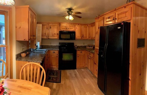 Young Harris Cabina | Special $100 Discount, 4/3 on a Byers Creek,Hot Tub