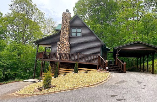 Young Harris Cabina | Special $100 Discount, 4/3 on a Byers Creek,Hot Tub