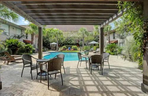 Uptown Apartamento | Special 2BR Galleria Condo Pool View Private Entrance