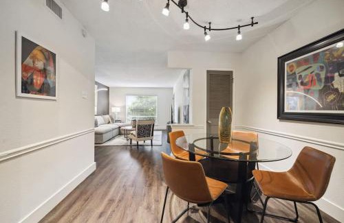 Uptown Apartamento | Special 2BR Galleria Condo Pool View Private Entrance