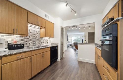 Uptown Apartamento | Special 2BR Galleria Condo Pool View Private Entrance
