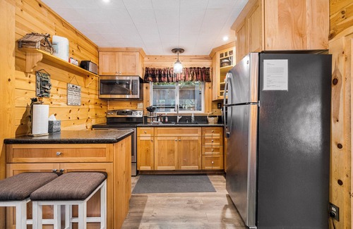 Peninsula Village Cabina | *Special* Cozy Lakeside~Lake Almanor~BoatRamp~Pets