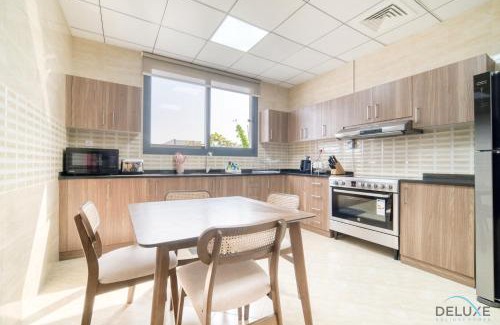 Al-Fujairah Apartamento | Special Offer with Chilled-Heated Pool & Ocean Views by Deluxe Holiday Homes