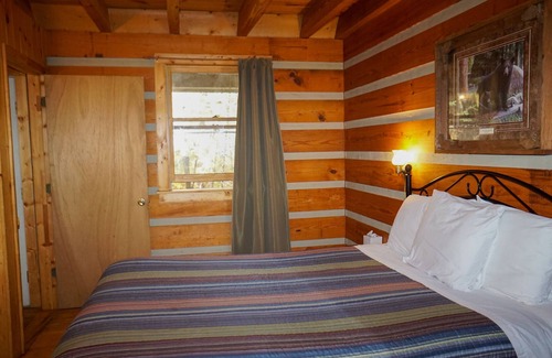 Cherokee Cabina | SPECIAL *Sept. 13th- Oct. 4th 20% off* Ol'Smoky Log Cabin on the River Unit 1