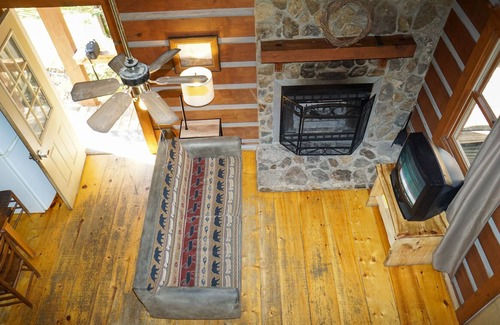 Cherokee Cabina | SPECIAL *Sept. 13th- Oct. 4th 20% off* Ol'Smoky Log Cabin on the River Unit 2