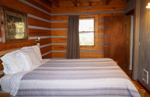 Cherokee Cabina | SPECIAL *Sept. 13th- Oct. 4th 20% off* Ol'Smoky Log Cabin on the River Unit 4
