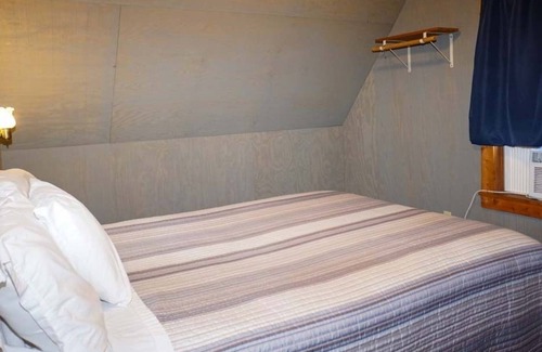 Cherokee Cabina | SPECIAL *Sept. 13th- Oct. 4th 20% off* Ol'Smoky Log Cabin on the River Unit 4