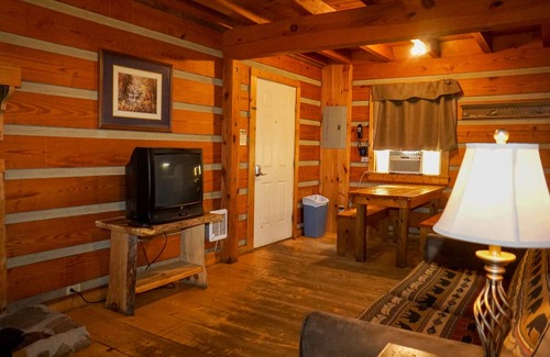 Cherokee Cabina | SPECIAL *Sept. 13th- Oct. 4th 20% off* Ol'Smoky Log Cabin on the River Unit 6