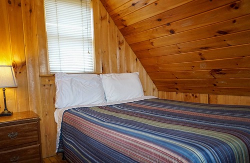 Cherokee Cabina | SPECIAL *Sept. 13th- Oct. 4th 20% off* Ol'Smoky Log Cabin on the River Unit 6