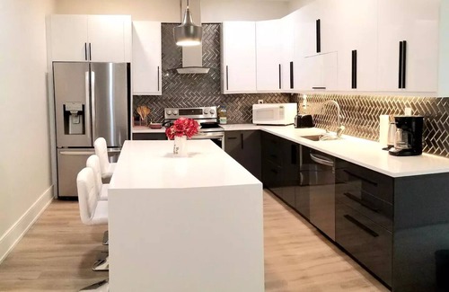 Oakville Apartamento | Specious Basement, Brand New custommade home.