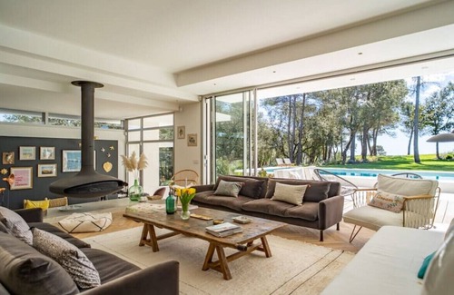 Saint-Clement-de-Riviere Casa | Spectacular architectural villa with views