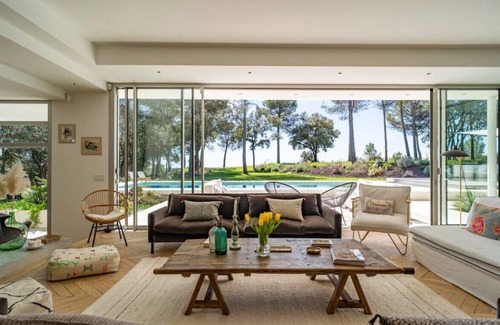 Saint-Clement-de-Riviere Casa | Spectacular architectural villa with views