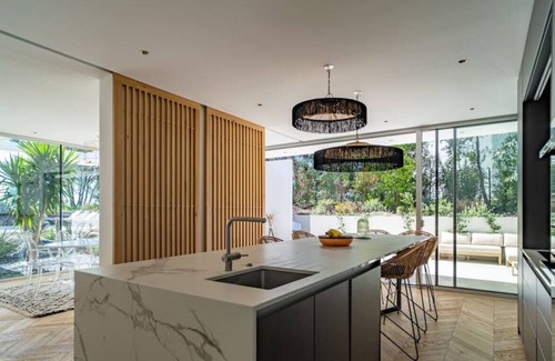 Saint-Clement-de-Riviere Casa | Spectacular architectural villa with views