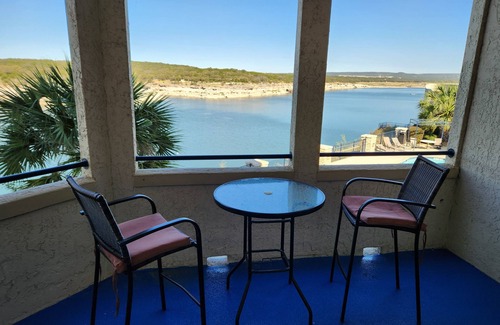 Lago Vista Condominio | Spectacular 2-bedroom Lakefront Resort Type Condo in Lake Travis
