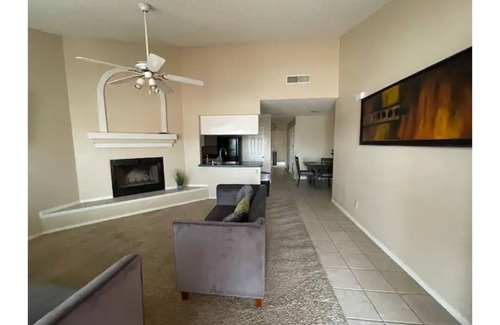 El Paso Casa | Spectacular 2BR Gem Easy Access to I-10, Malls!!