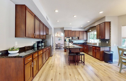 Arabian Crest Casa | Spectacular 3,900-square-foot home with heated pool & putting green