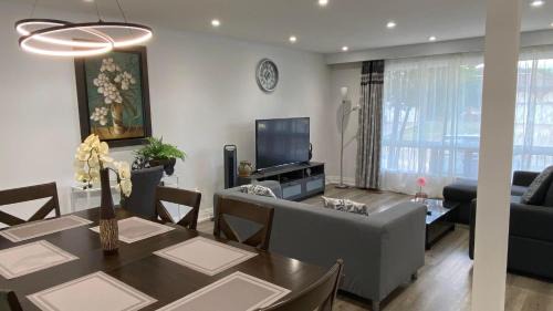 Kingsview Village Apartamento | Spectacular 3 BR 2 WR House - Close to Airport